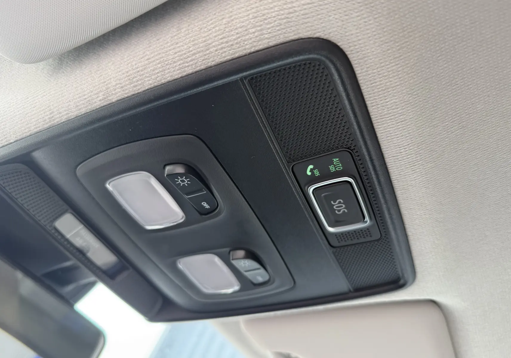 Plafonnier intérieur avec boutons d'éclairage et alerte SOS de la Renault Clio 1.5 dCi gris Rafale métal, vue en légère contre-plongée.