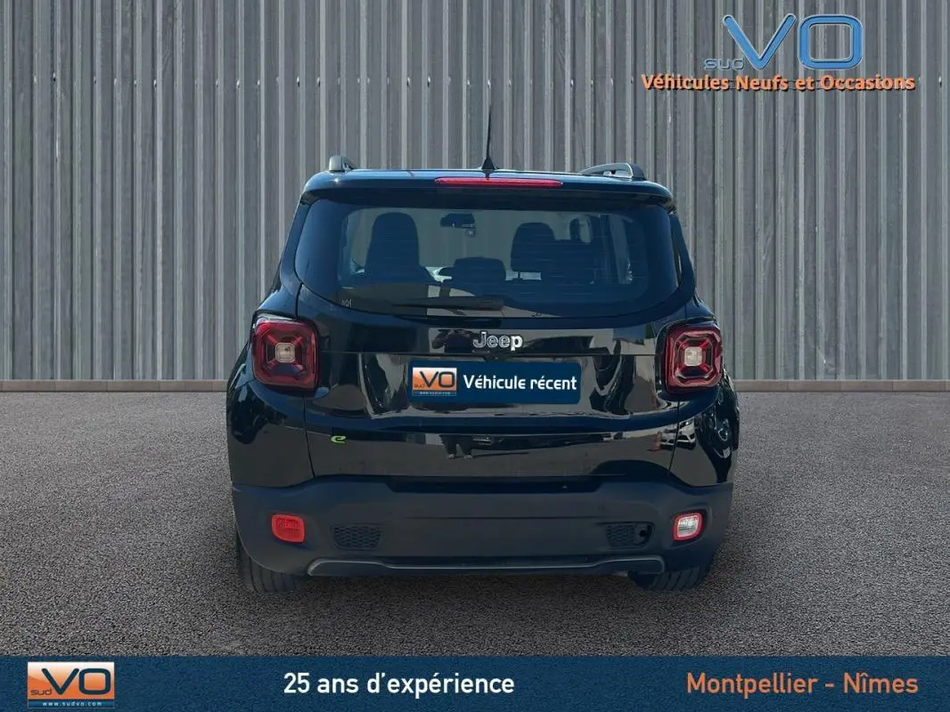 Vue arrière d'un Jeep Renegade noir 2024 avec barres de toit et feux arrière carrés distinctifs.