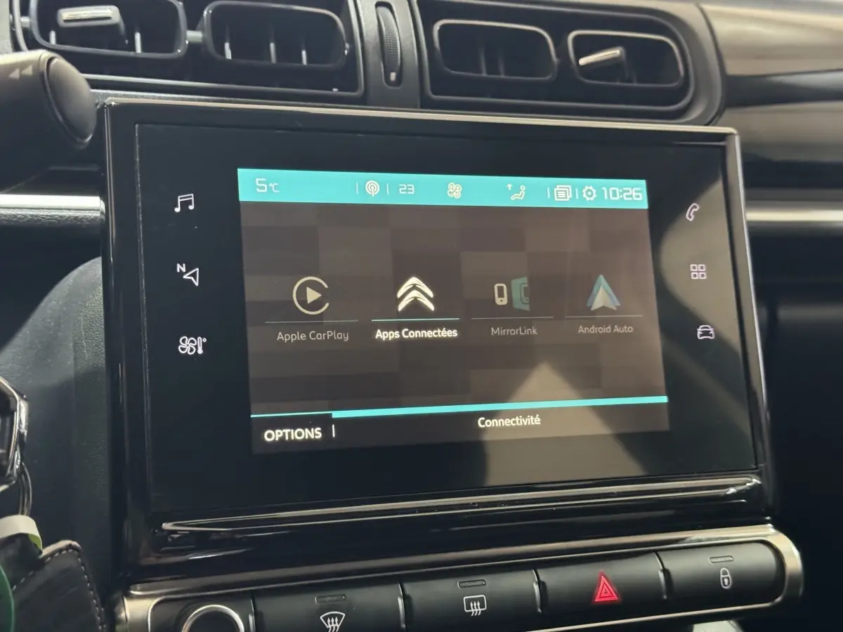 Écran tactile central de la Citroën C3 bleu, vue rapprochée du tableau de bord avec interface Apple CarPlay et Android Auto.