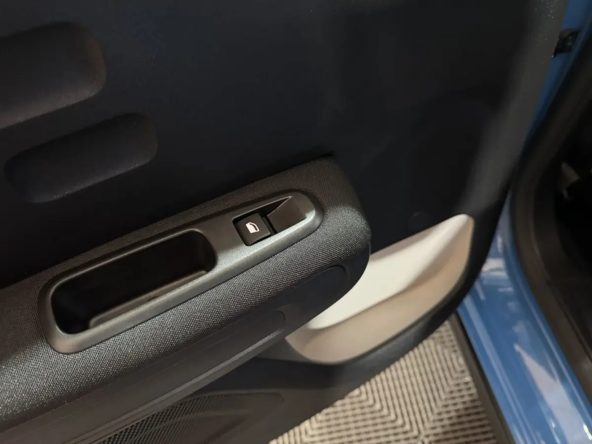 Détail de la porte avant gauche d'une Citroën C3 bleu 2018, avec bouton de verrouillage centralisé visible.