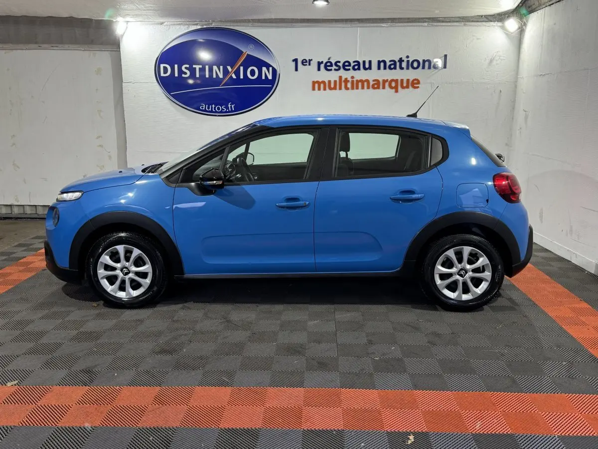 Profil côté gauche d'une Citroën C3 bleu vif de 2018, avec jantes argentées et protections noires sur les ailes.