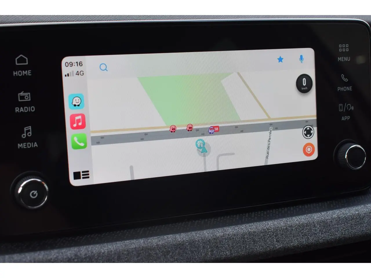 Écran tactile central de la Skoda Scala blanc glacier affichant la navigation avec Apple CarPlay.
