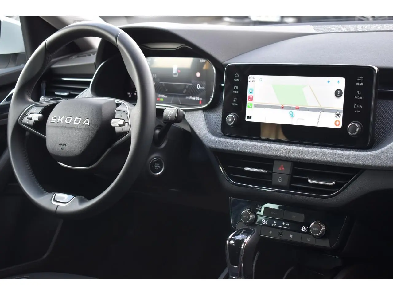 Vue intérieure du tableau de bord et volant noir de la Skoda Scala 2025 avec écran tactile central et commandes digitales.