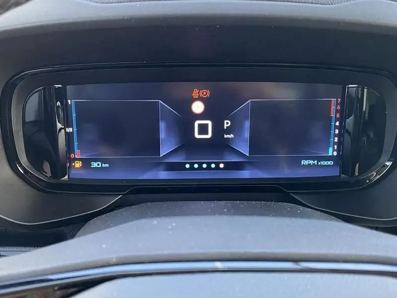 Vue intérieure centrée sur l'écran tactile du tableau de bord du Citroën Berlingo gris Artense, affichant une carte GPS.