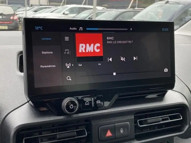 Écran tactile central du tableau de bord du Citroën Berlingo 2025 gris Artense, affichant les options radio et Apple CarPlay.