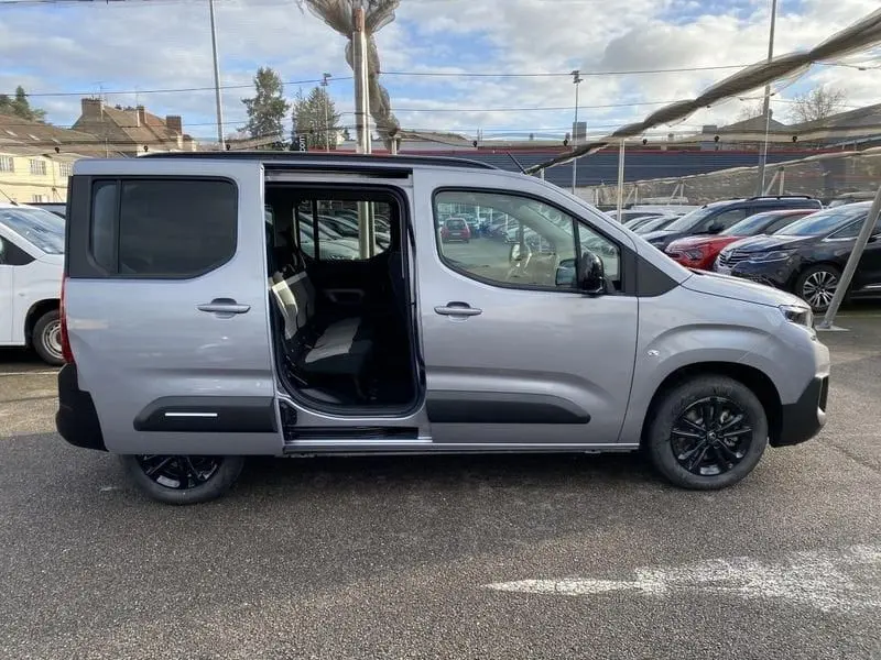 Vue de profil côté droit d'un Citroën Berlingo gris Artense 2025 avec porte coulissante arrière ouverte.