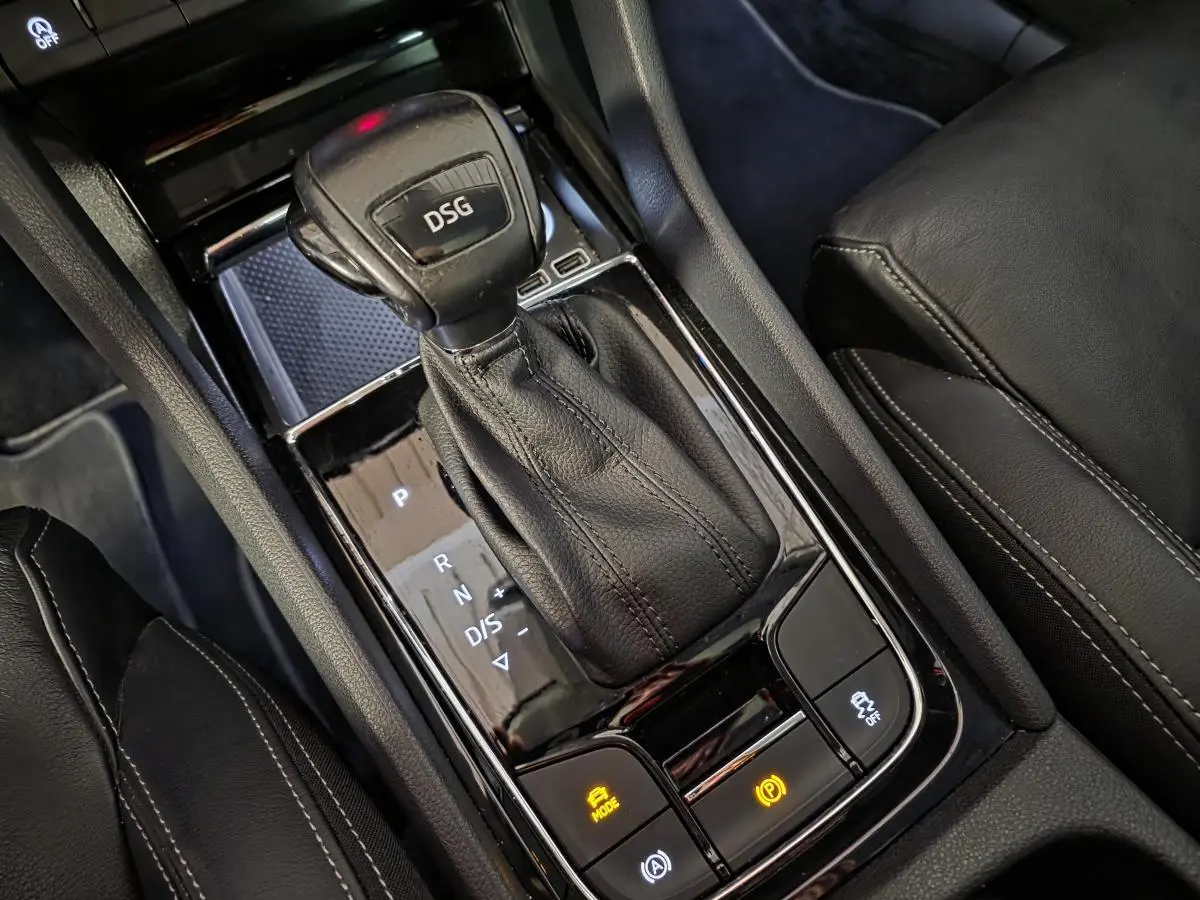 Gros plan sur le levier de vitesses DSG en cuir noir de la console centrale du Skoda Karoq Style rouge 2018.