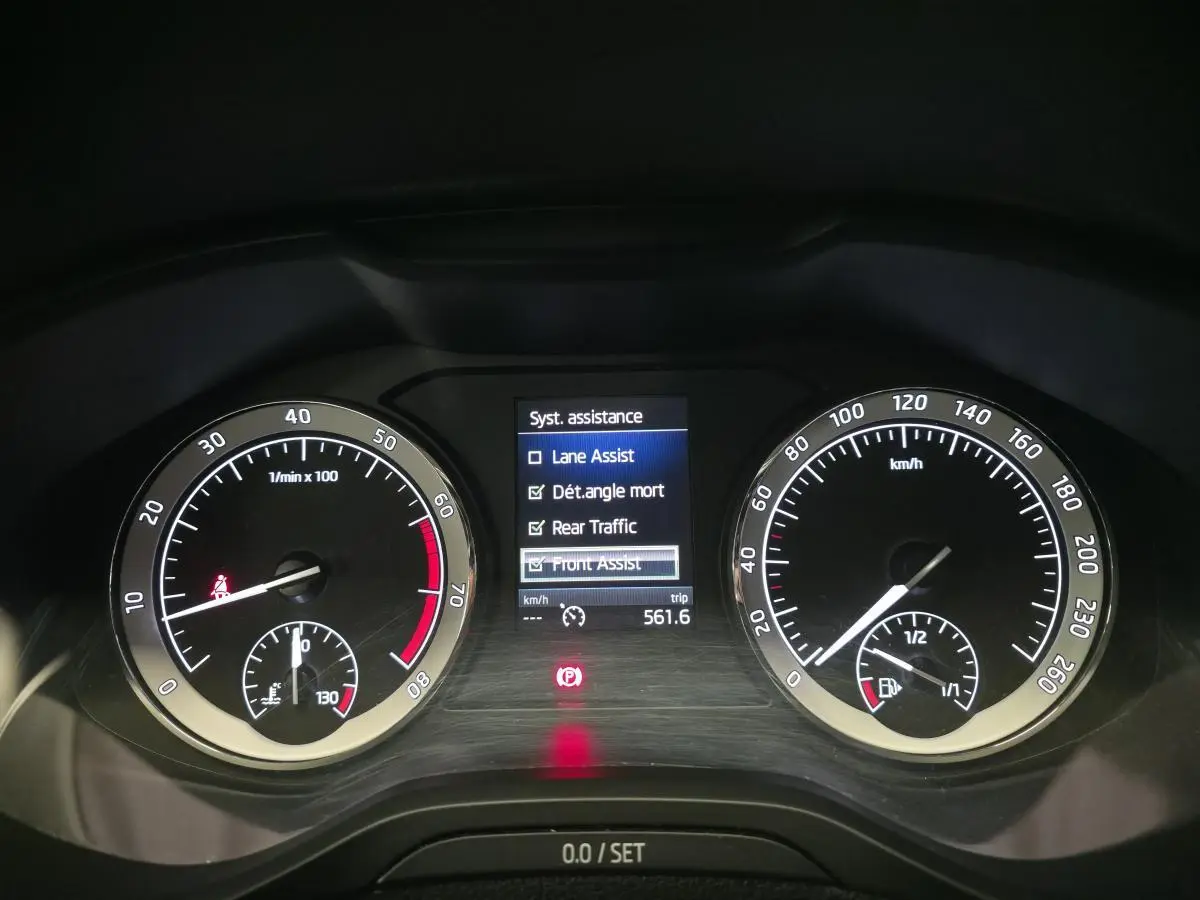 Tableau de bord du Skoda Karoq rouge 2018 montrant les compteurs et l'écran d'assistance activée