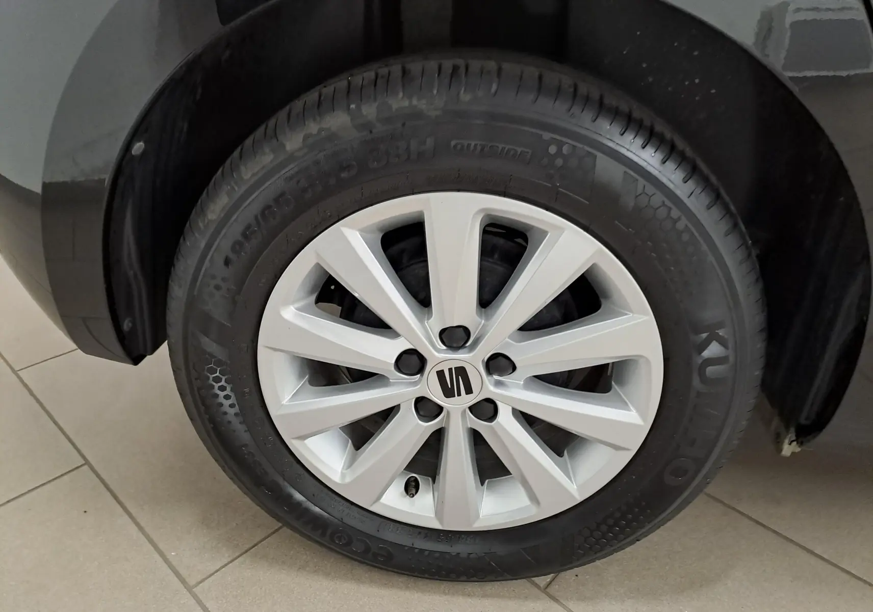 Gros plan sur la roue avant droite d'une SEAT Ibiza 2024 noir minuit avec jante alliage argentée à dix branches.