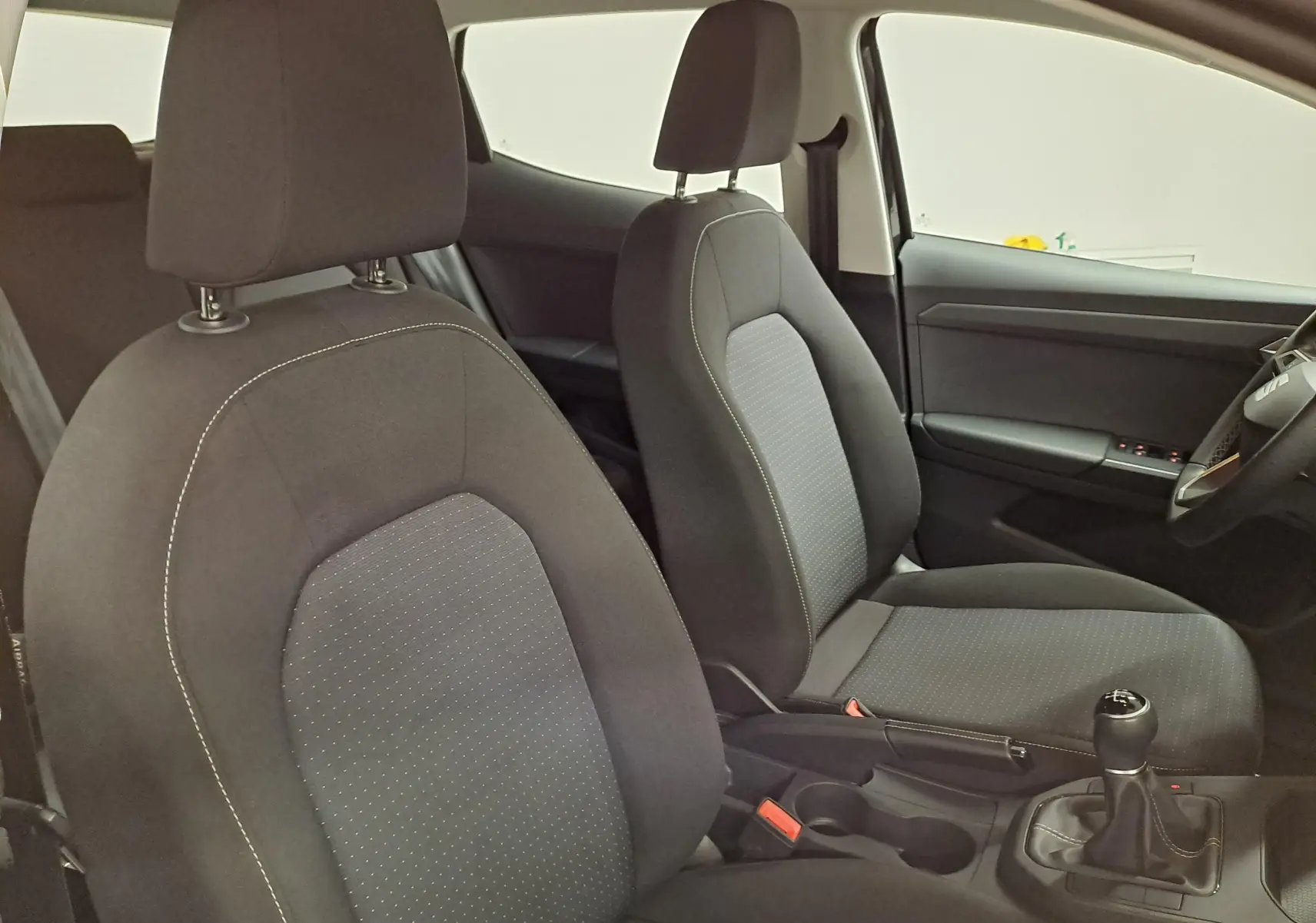 Vue intérieure côté droit montrant les sièges noirs et la boîte manuelle d'une SEAT Ibiza 2024.