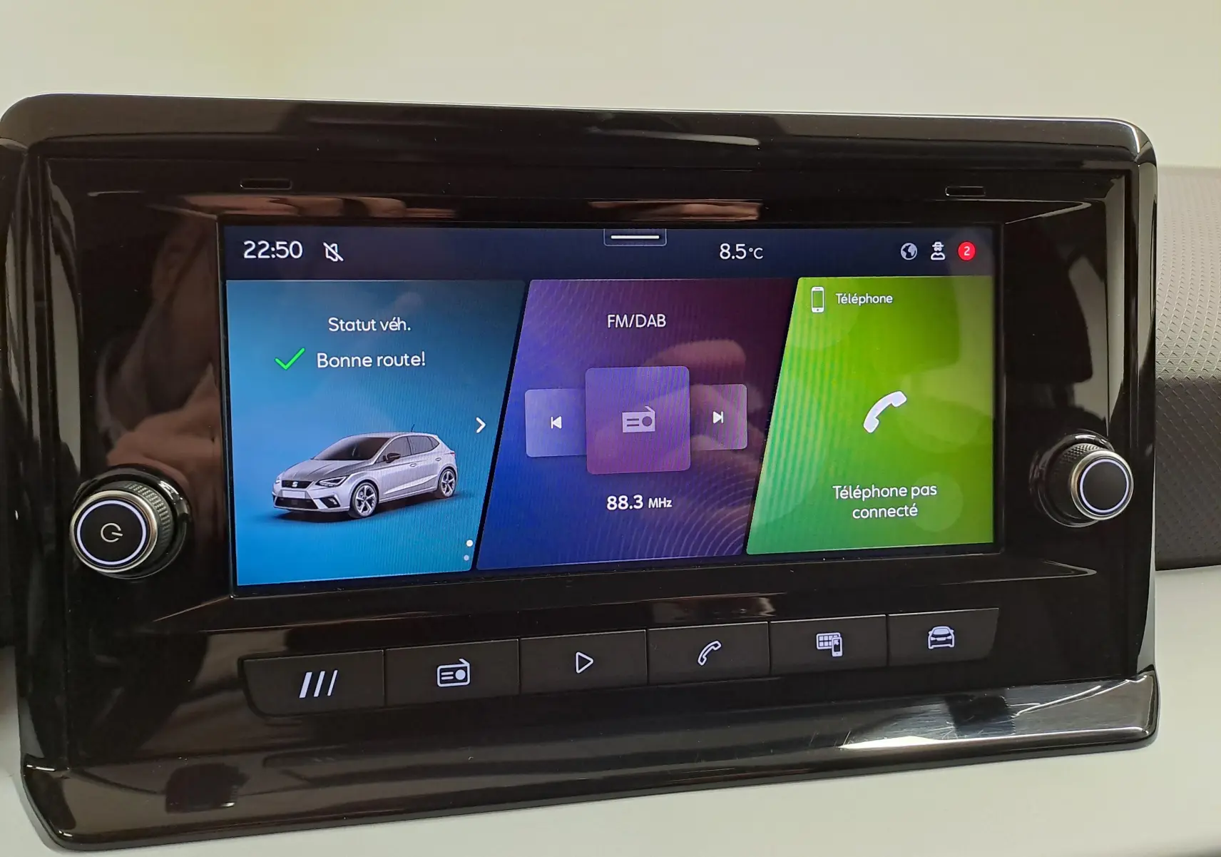 Écran tactile central de la SEAT Ibiza 2024 affichant statut véhicule, radio FM/DAB et téléphone non connecté.