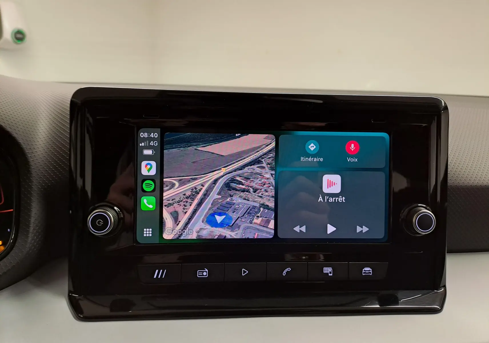 Écran tactile central de la SEAT IBIZA 2024 noir minuit, affichant navigation et commandes multimédia.