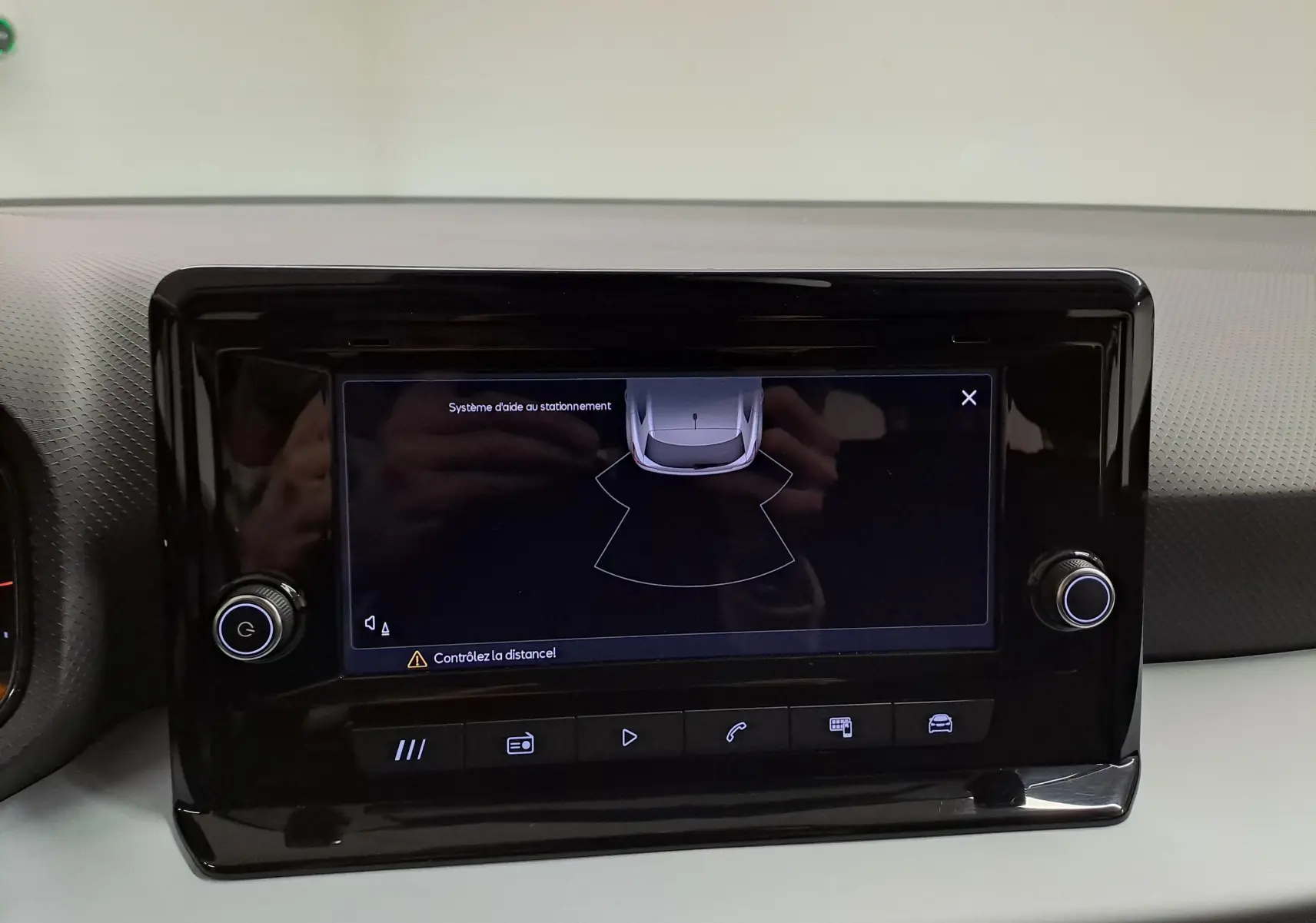 Écran tactile du système d’aide au stationnement dans l’habitacle d’une SEAT Ibiza Noir Minuit 2024.