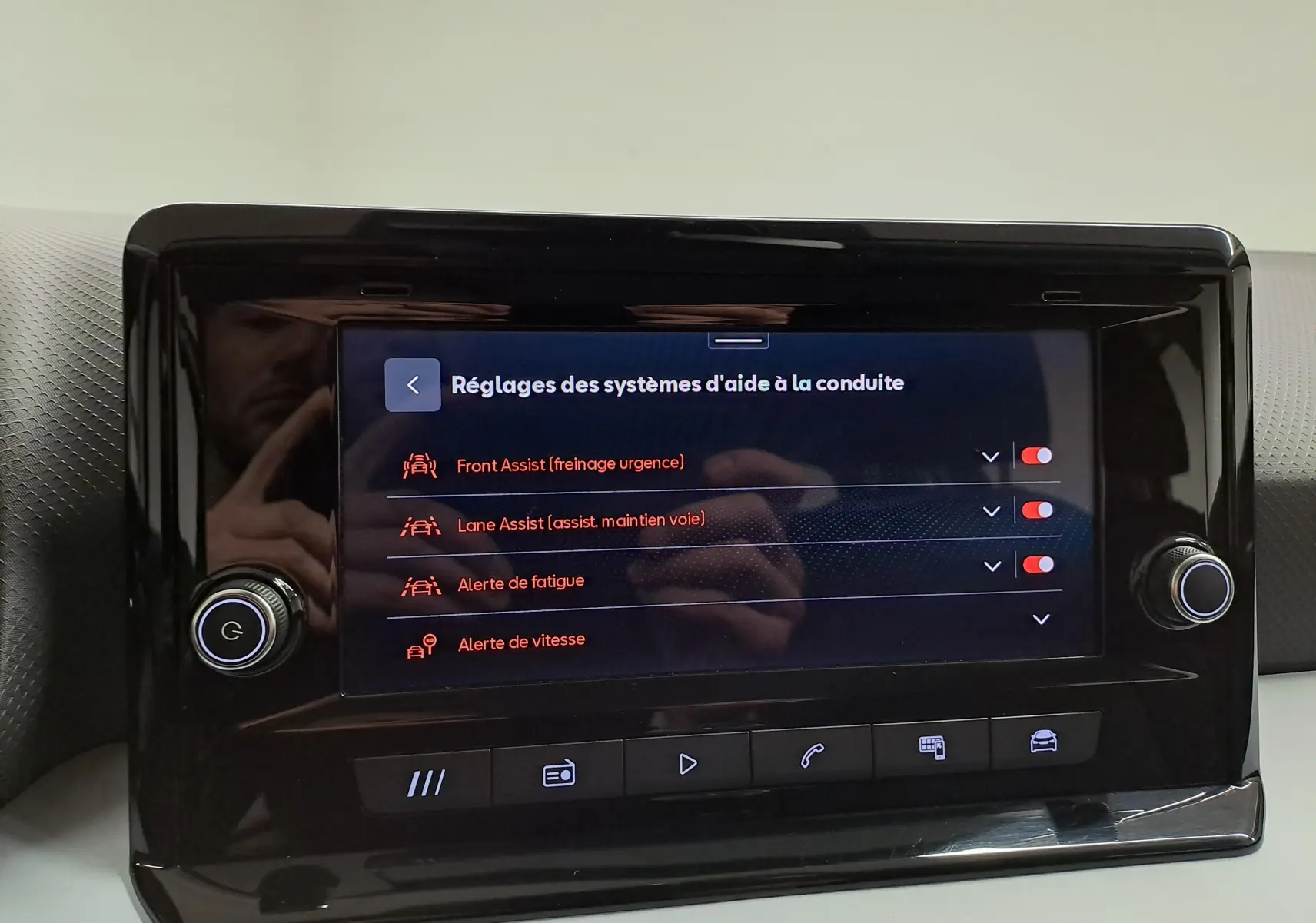 Écran tactile central de la SEAT Ibiza 2024 affichant les réglages des aides à la conduite avec options activées.