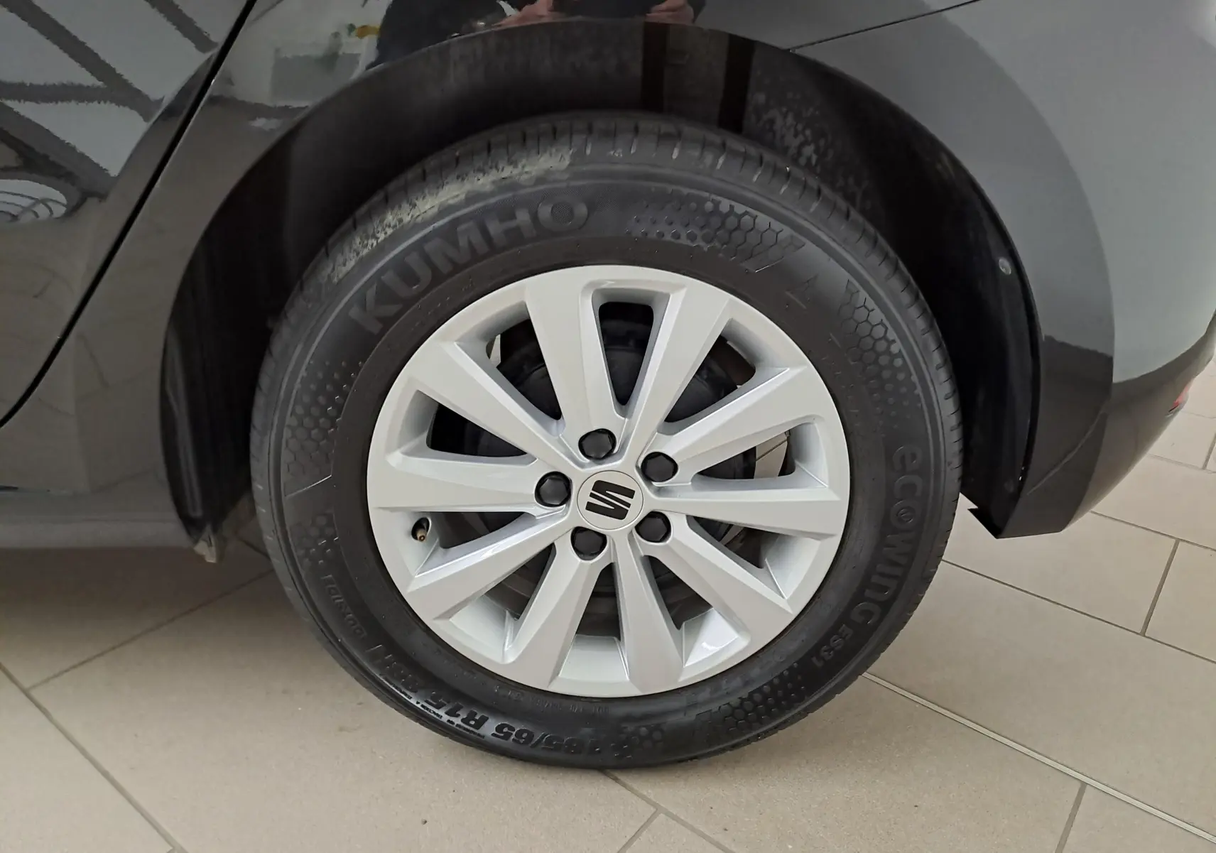 Gros plan sur la roue avant droite d'une SEAT Ibiza 2024 noir minuit avec jante alliage et pneu Kumho.