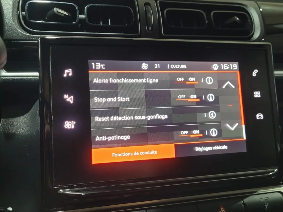 Écran tactile central de la Citroën C3 beige, affichant les réglages des fonctions de conduite.