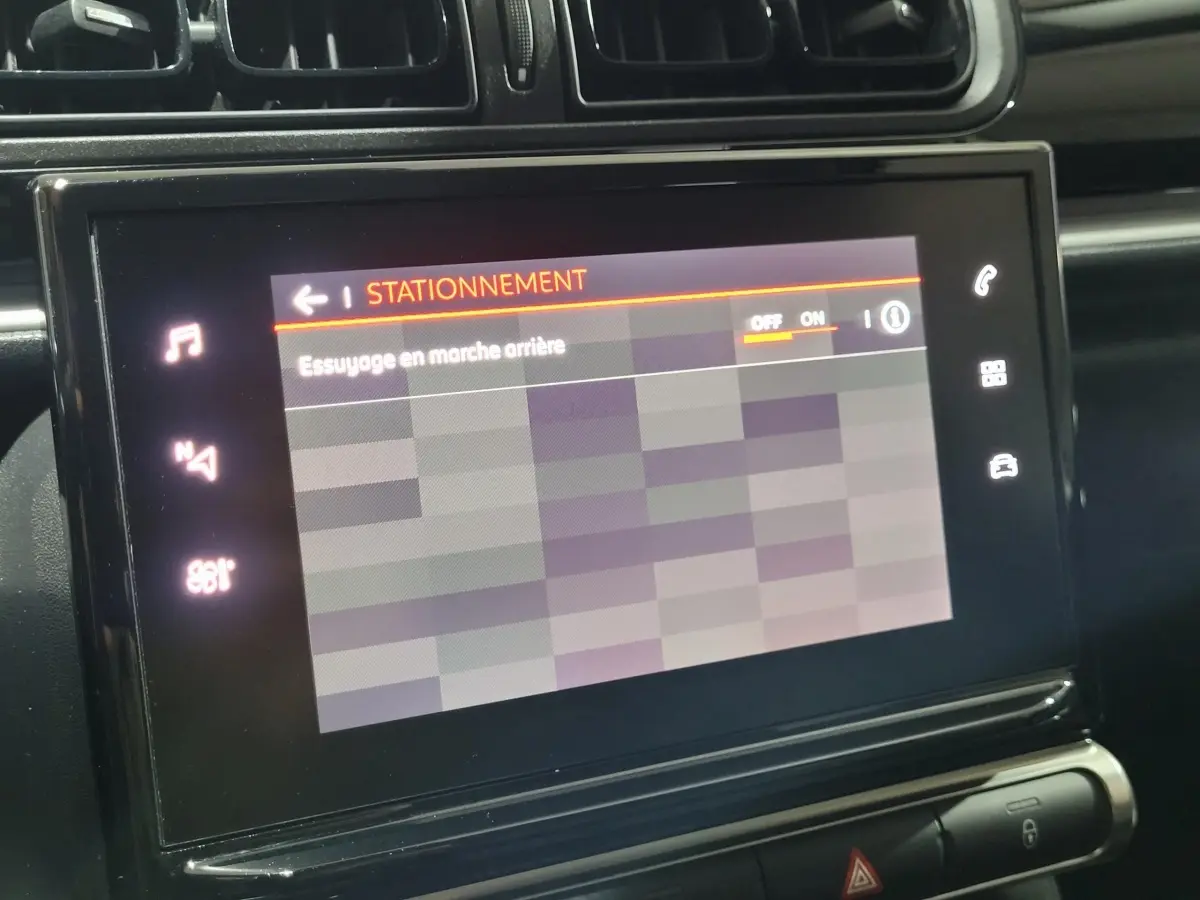 Écran tactile central de la Citroën C3 beige 2022 affichant le menu stationnement avec option essuyage marche arrière activée.