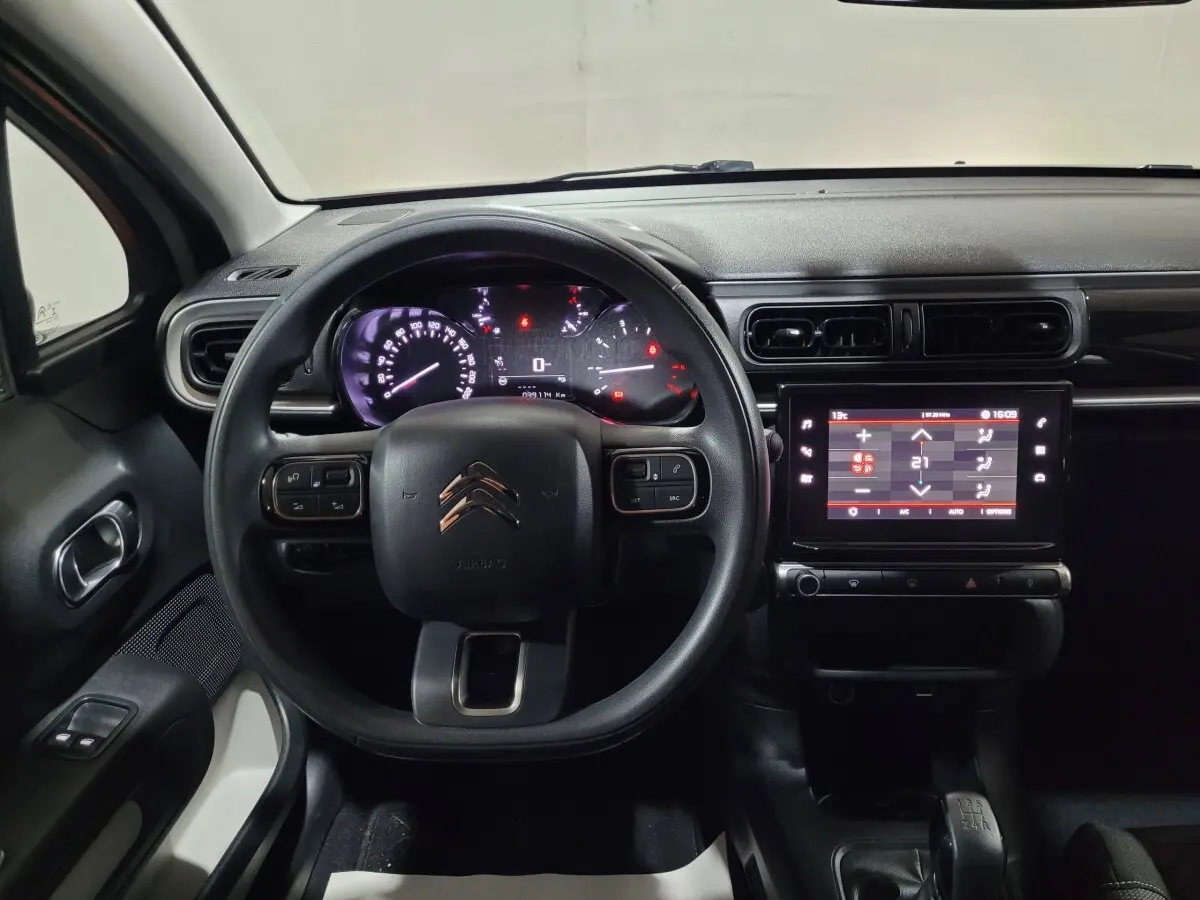 Vue intérieure frontale du tableau de bord et volant noir de la Citroën C3 avec écran tactile et commandes au volant.