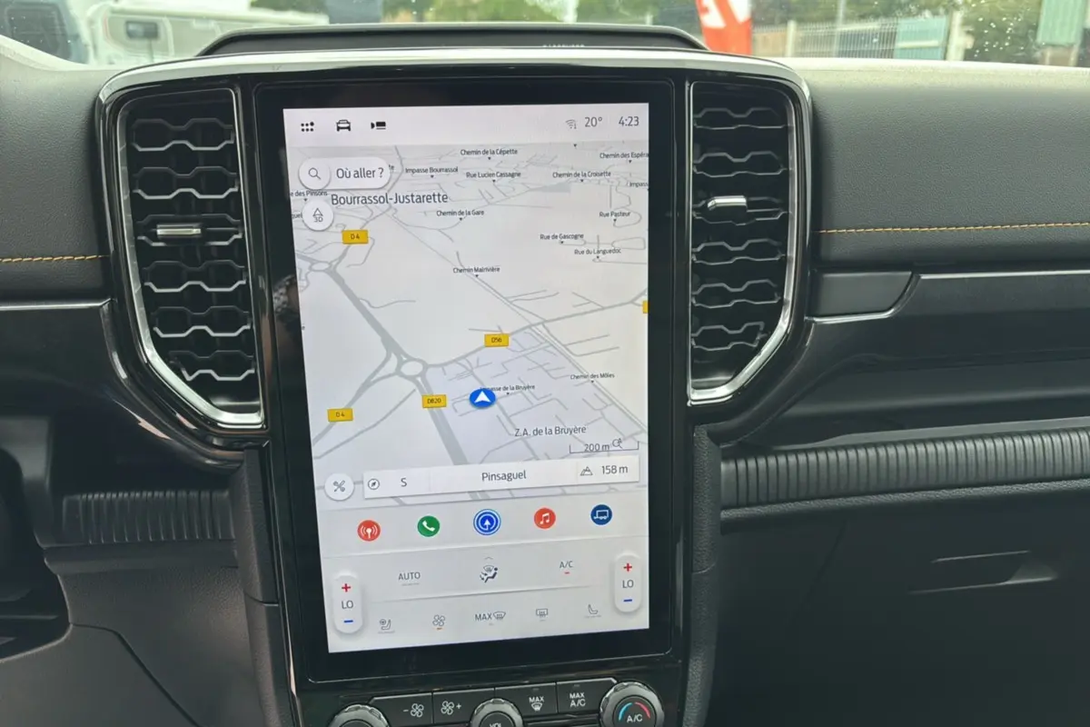 Vue rapprochée de l’écran tactile central avec navigation GPS du Ford Ranger Wildtrak Plus 2025, intérieur noir avec surpiqûres orange.