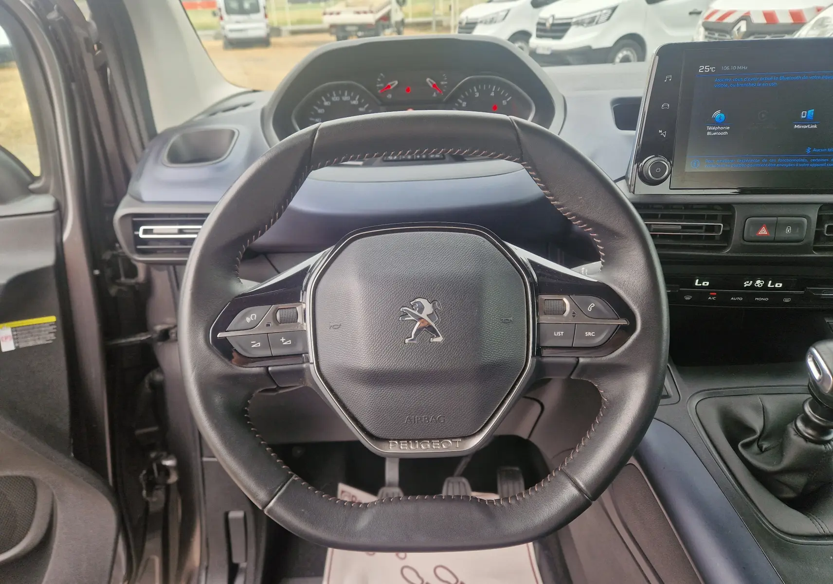 Vue intérieure centrée sur le volant cuir du Peugeot Rifter 2019, avec tableau de bord et écran tactile visibles.