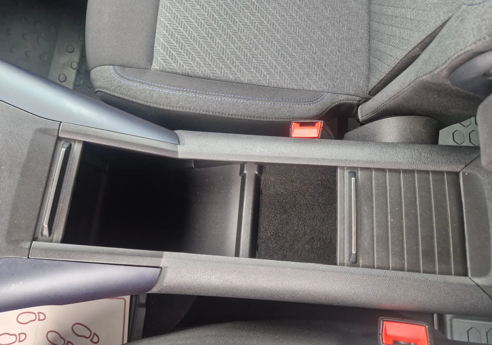 Prise 12V avec couvercle ouvert sur le plafond intérieur du Peugeot Rifter gris platinium, version 2019.