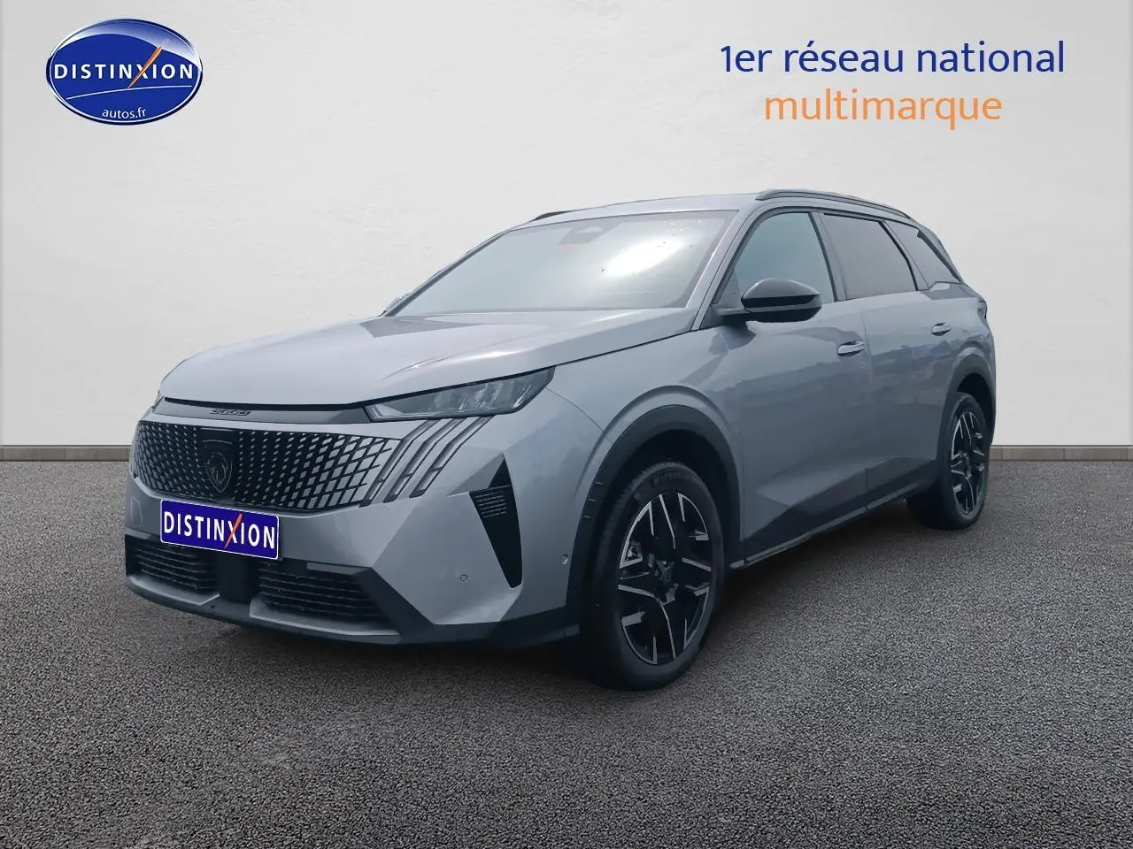 Peugeot 5008 Hybrid 145 allure e-dcs6 gris artense, vue 3/4 avant avec calandre distinctive et jantes alu noires.