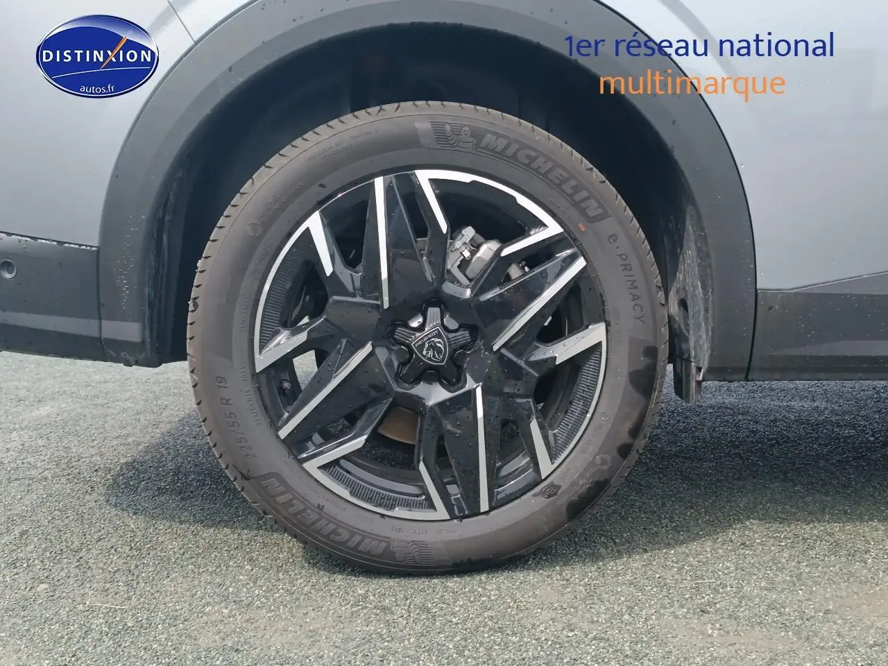 Gros plan sur la roue arrière droite avec jante alu noire et argent du Peugeot 5008 gris artense.