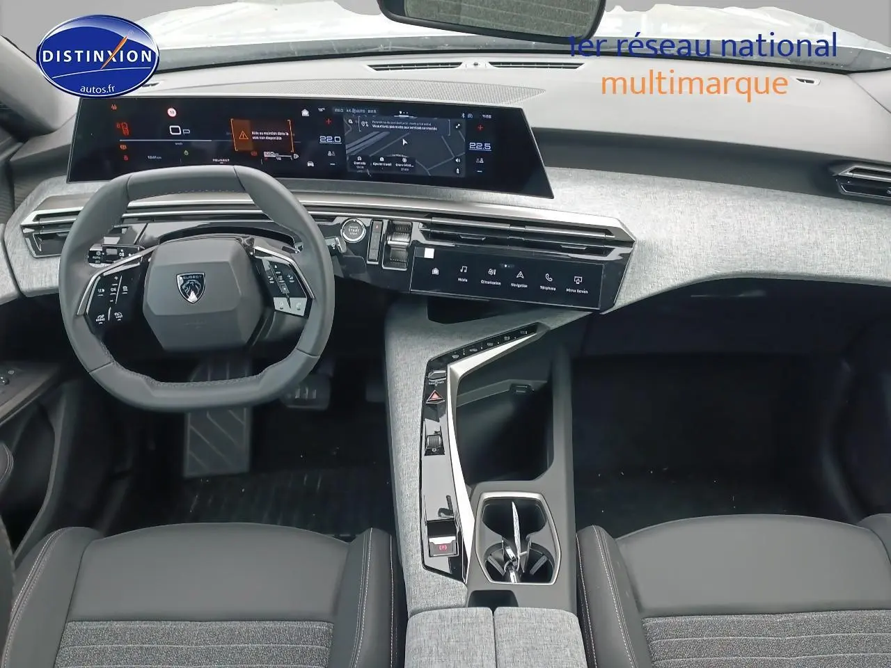 Vue intérieure avant du Peugeot 5008 Hybrid 145 allure e-dcs6 2025, tableau de bord moderne avec écran tactile panoramique.