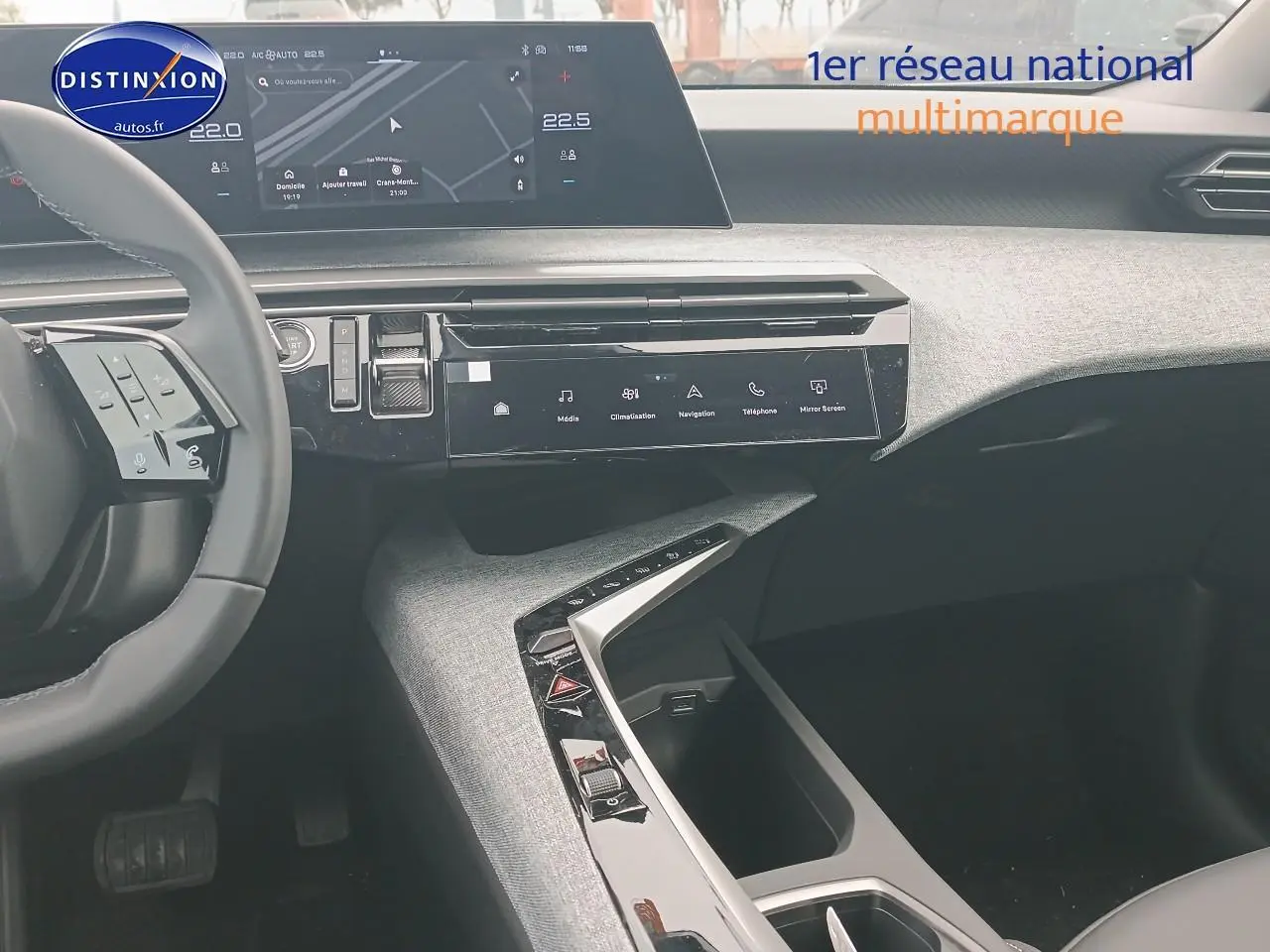 Vue intérieure du tableau de bord et console centrale du Peugeot 5008 Hybrid 145 allure e-dcs6 avec finitions tissu gris et écran tactile large.