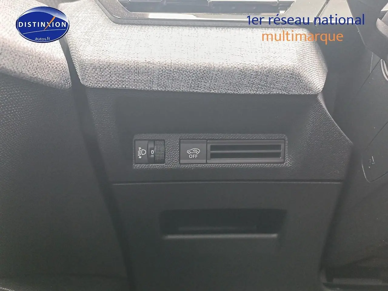 Détail intérieur côté gauche du tableau de bord gris avec commandes d’éclairage et ventilation du Peugeot 5008 Hybrid 145 allure 2025.