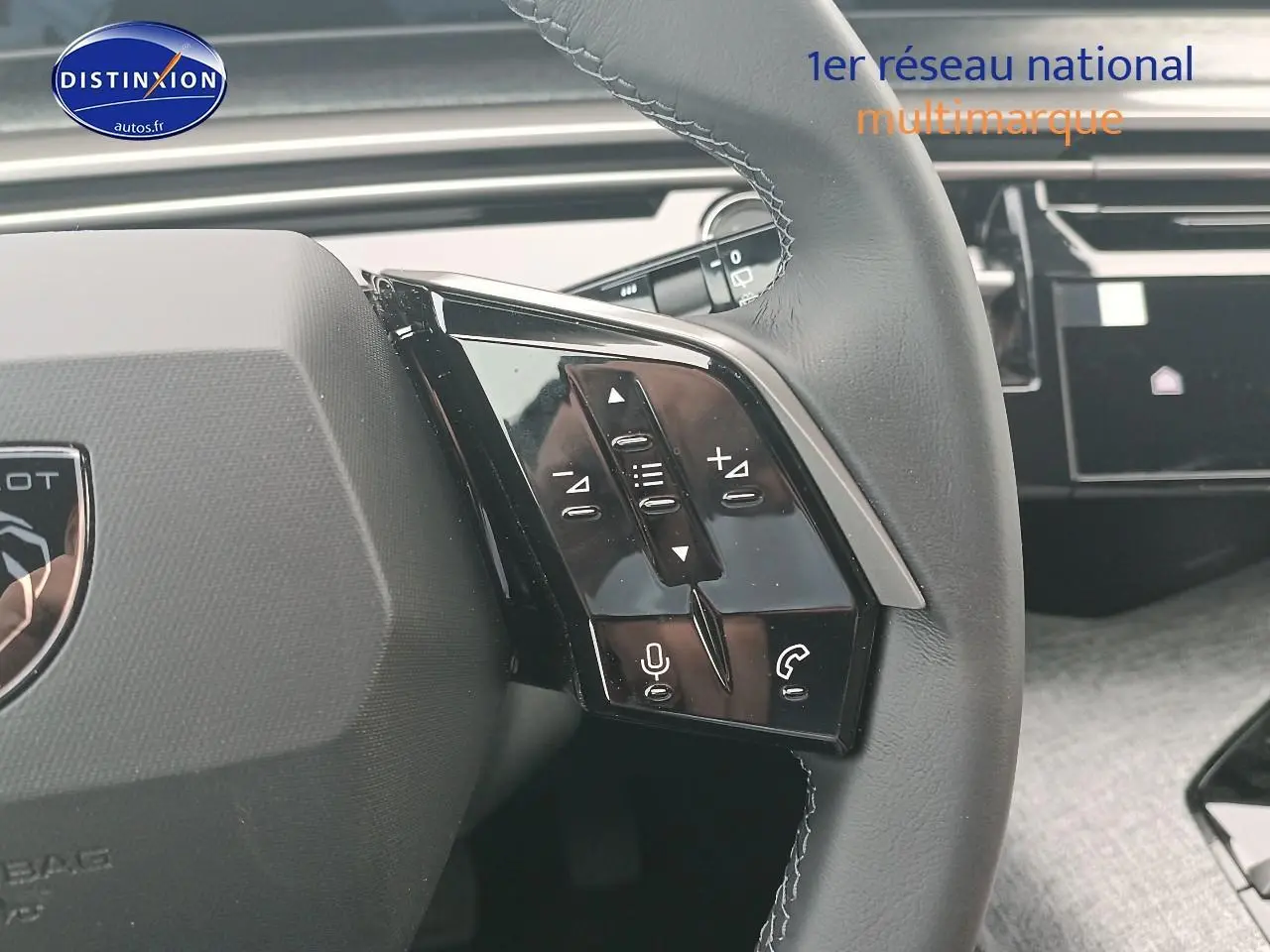 Gros plan sur les commandes vocales et audio au volant cuir noir du Peugeot 5008 Hybrid 145 allure e-dcs6 2025.