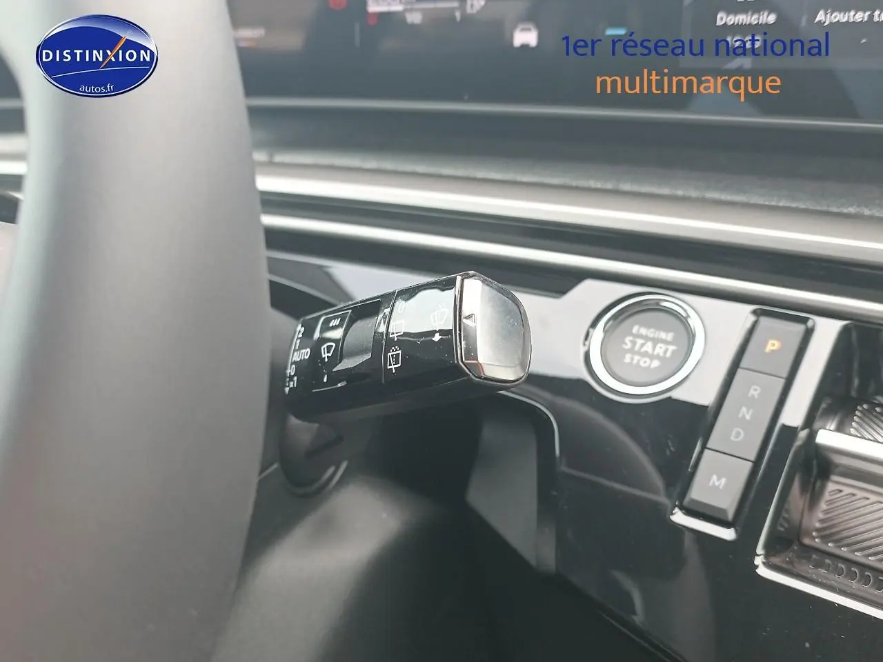 Gros plan sur la commande d’essuie-glace et bouton start/stop du tableau de bord noir du Peugeot 5008 gris Artense.
