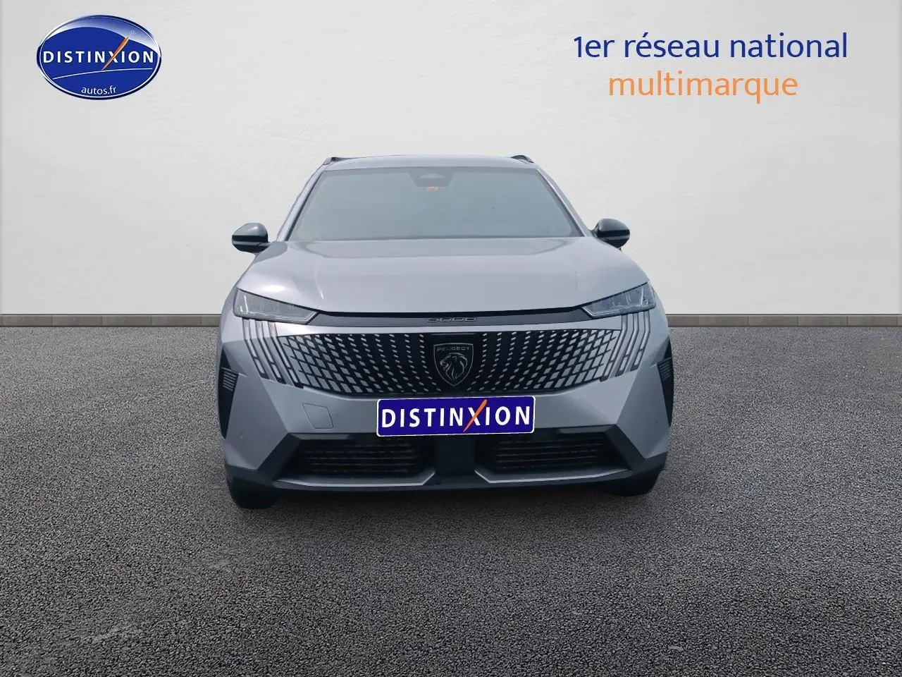 Vue frontale d'un Peugeot 5008 Hybrid 145 allure e-dcs6 gris artense avec calandre distinctive et phares LED fins.