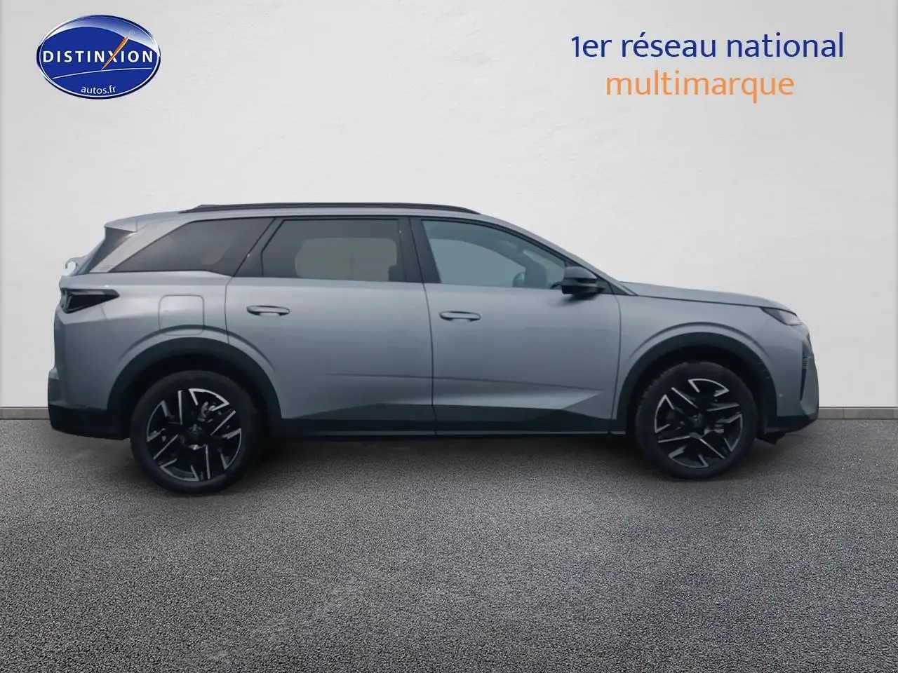 Profil droit du Peugeot 5008 Hybrid 145 allure e-dcs6 gris artense avec jantes alliage noires.
