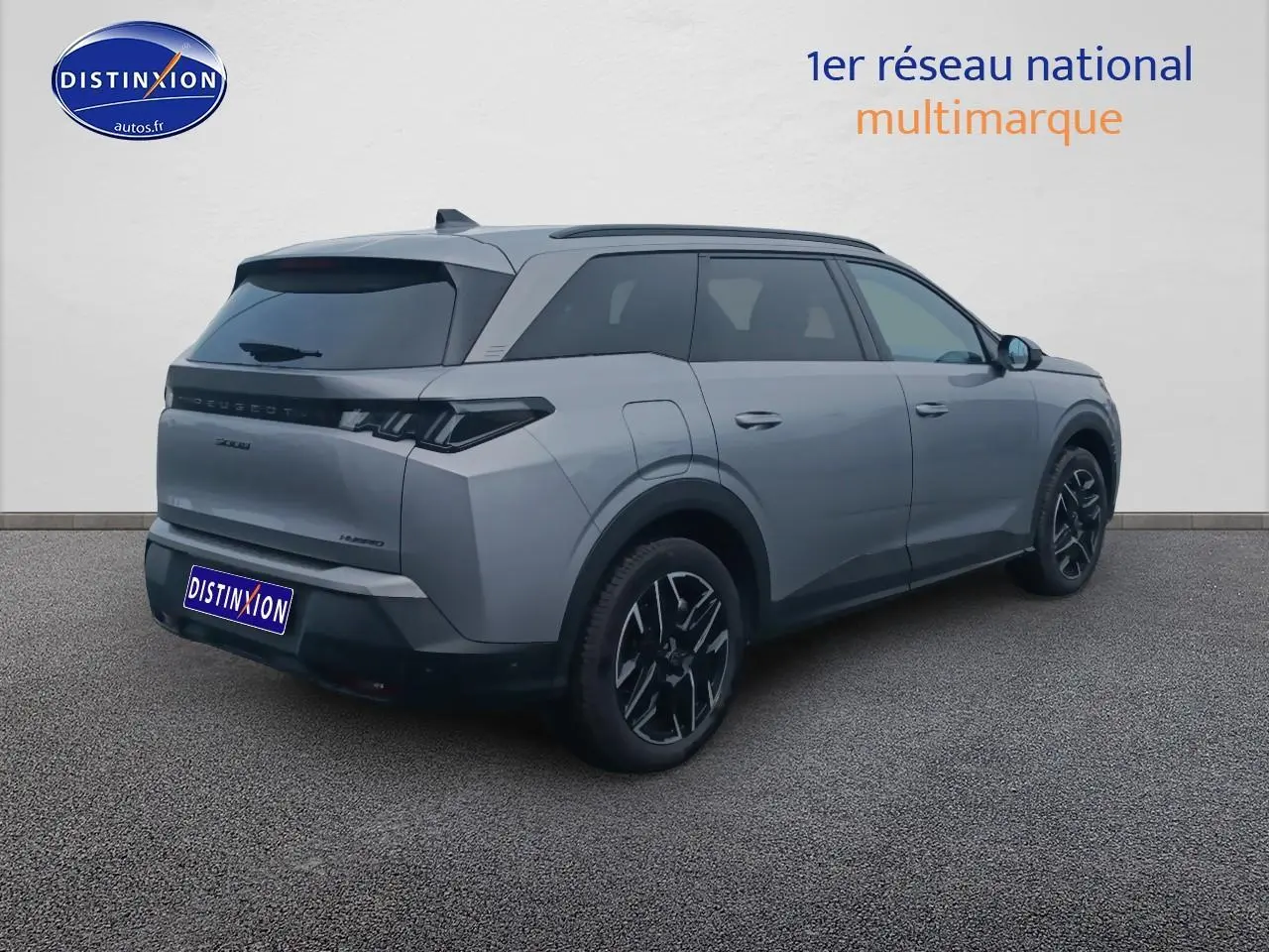 Peugeot 5008 Hybrid gris artense vue 3/4 arrière droit avec jantes alu et vitres surteintées.