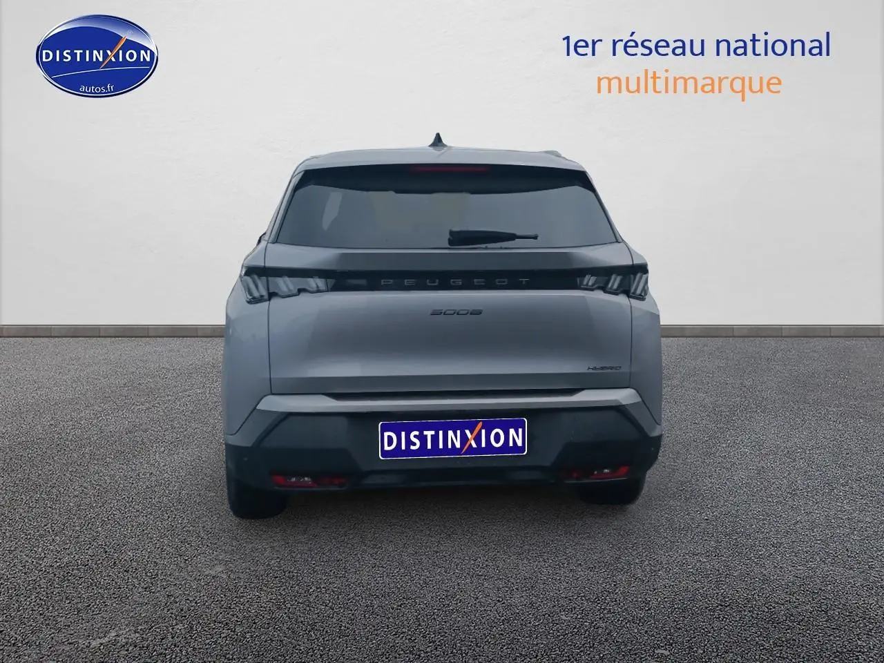 Vue arrière du Peugeot 5008 Hybrid 145 allure e-dcs6 gris artense avec feux LED et becquet arrière visible.