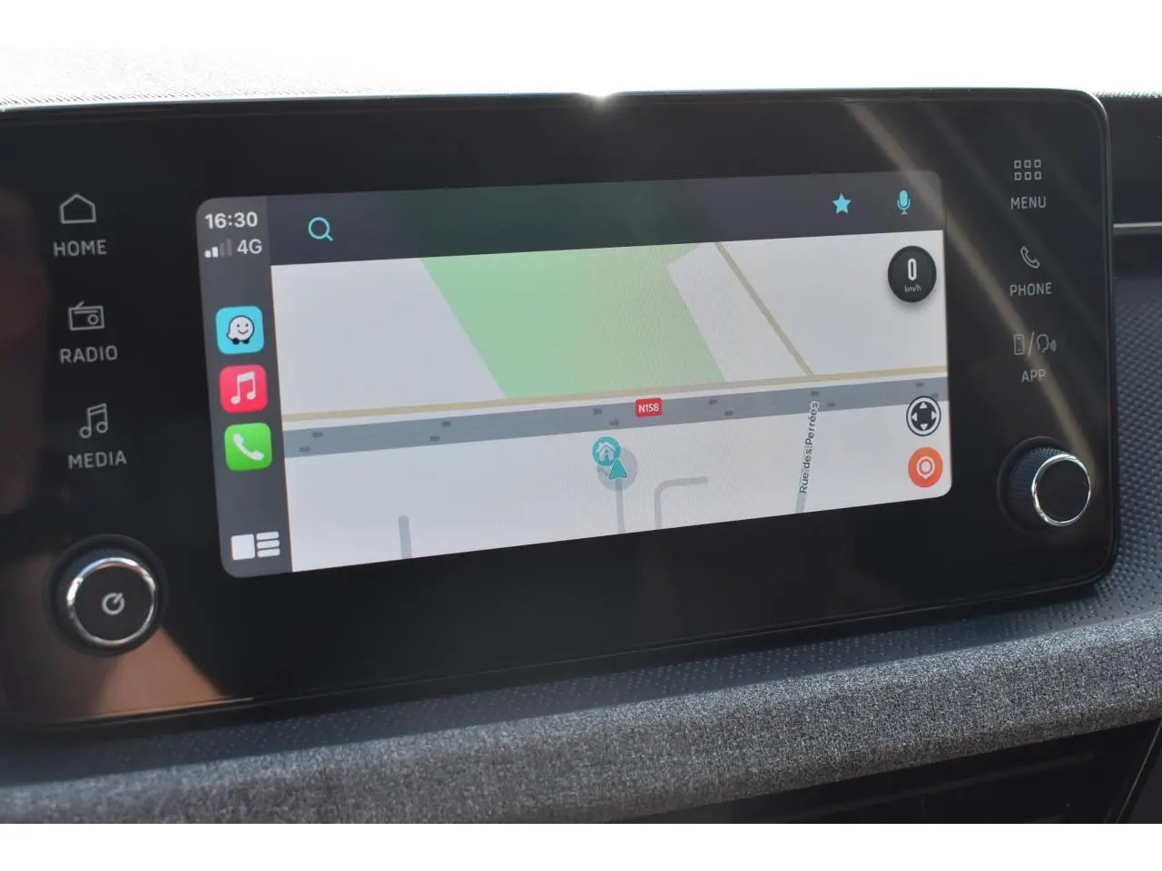 Écran tactile 8,25 pouces du système d'info-divertissement de la Skoda Scala gris graphite, affichant une carte GPS.