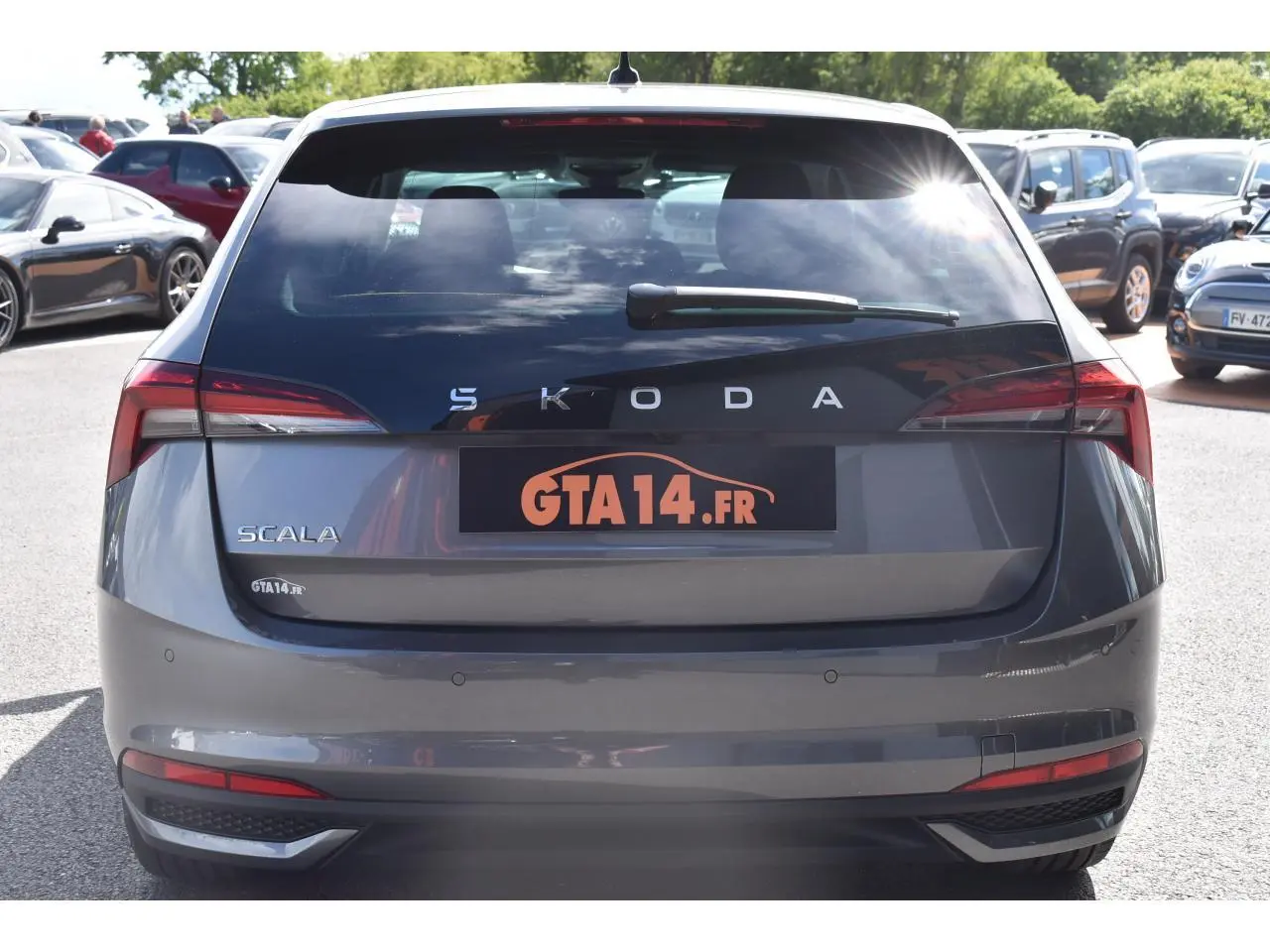 Vue arrière d'une Skoda Scala gris graphite 2025 avec feux arrière Full LED et radar de recul visible.