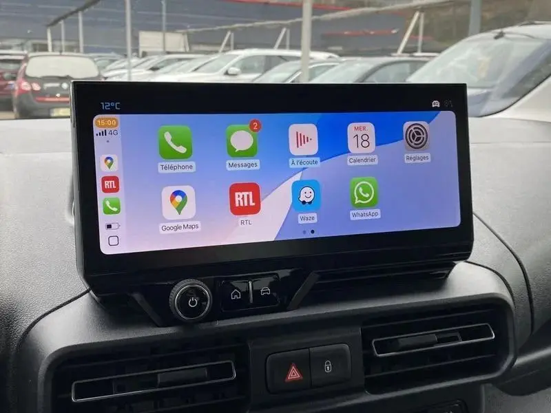 Vue frontale d'un Citroën Berlingo gris Artense 2025 avec calandre noire et phares allumés.