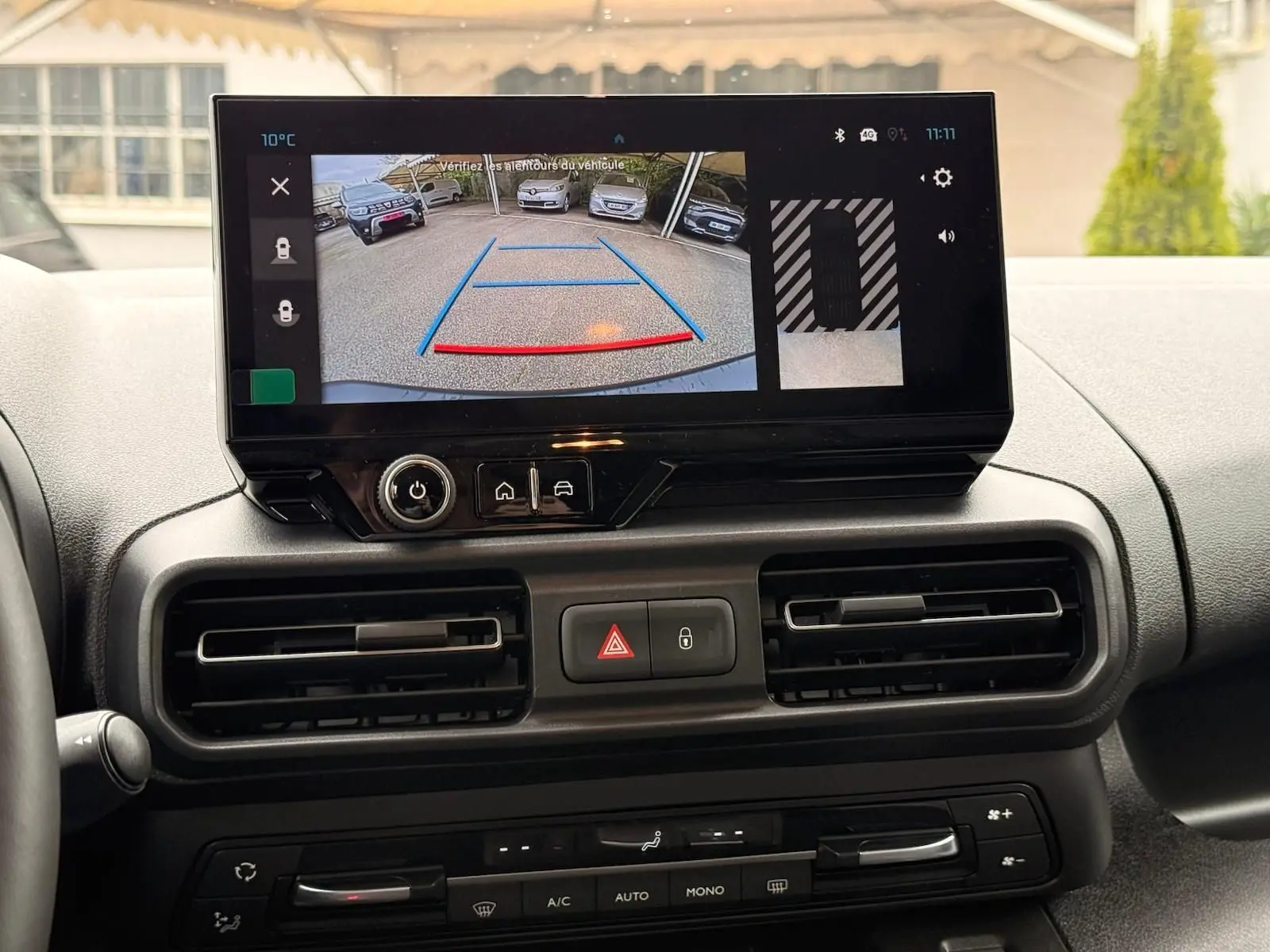 Vue intérieure du tableau de bord du Citroën Berlingo gris Artense 2025, écran tactile affichant la caméra de recul.