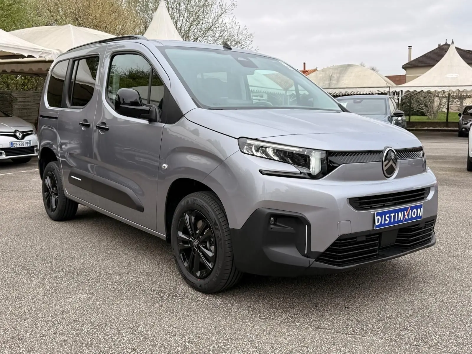 Vue 3/4 avant droite du Citroën Berlingo gris Artense avec jantes noires et calandre moderne.