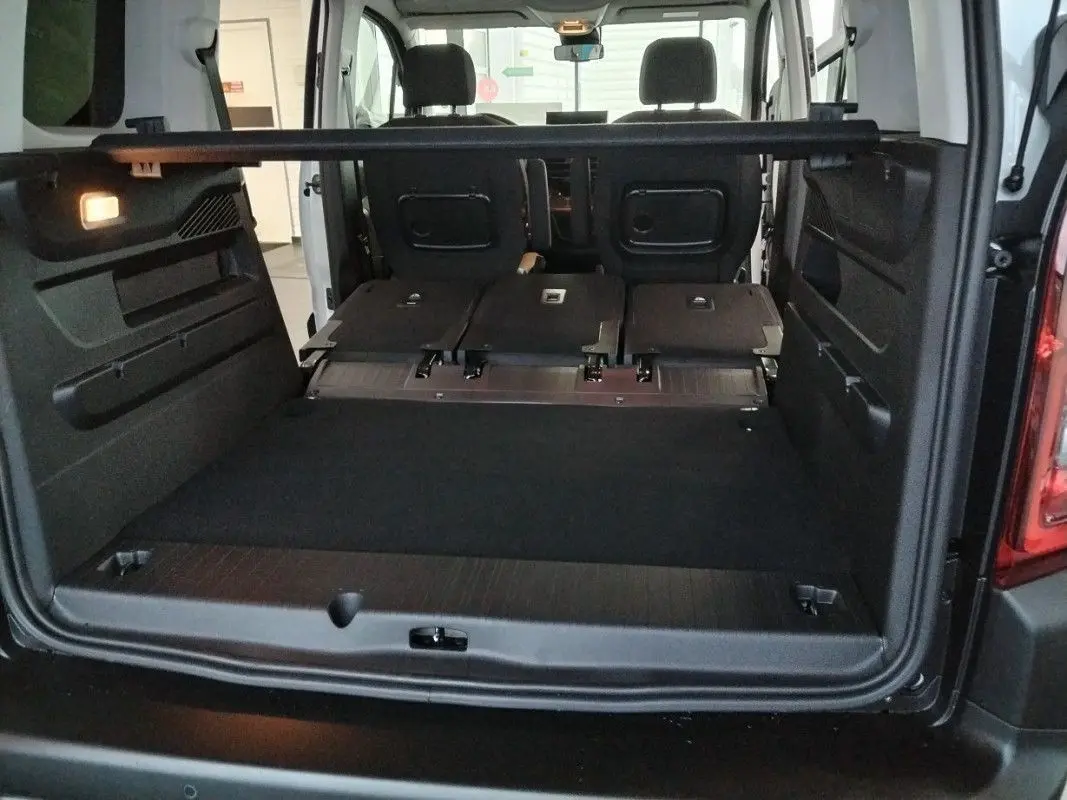 Vue 3/4 avant gauche du Citroën Berlingo gris Artense avec jantes noires et calandre moderne.