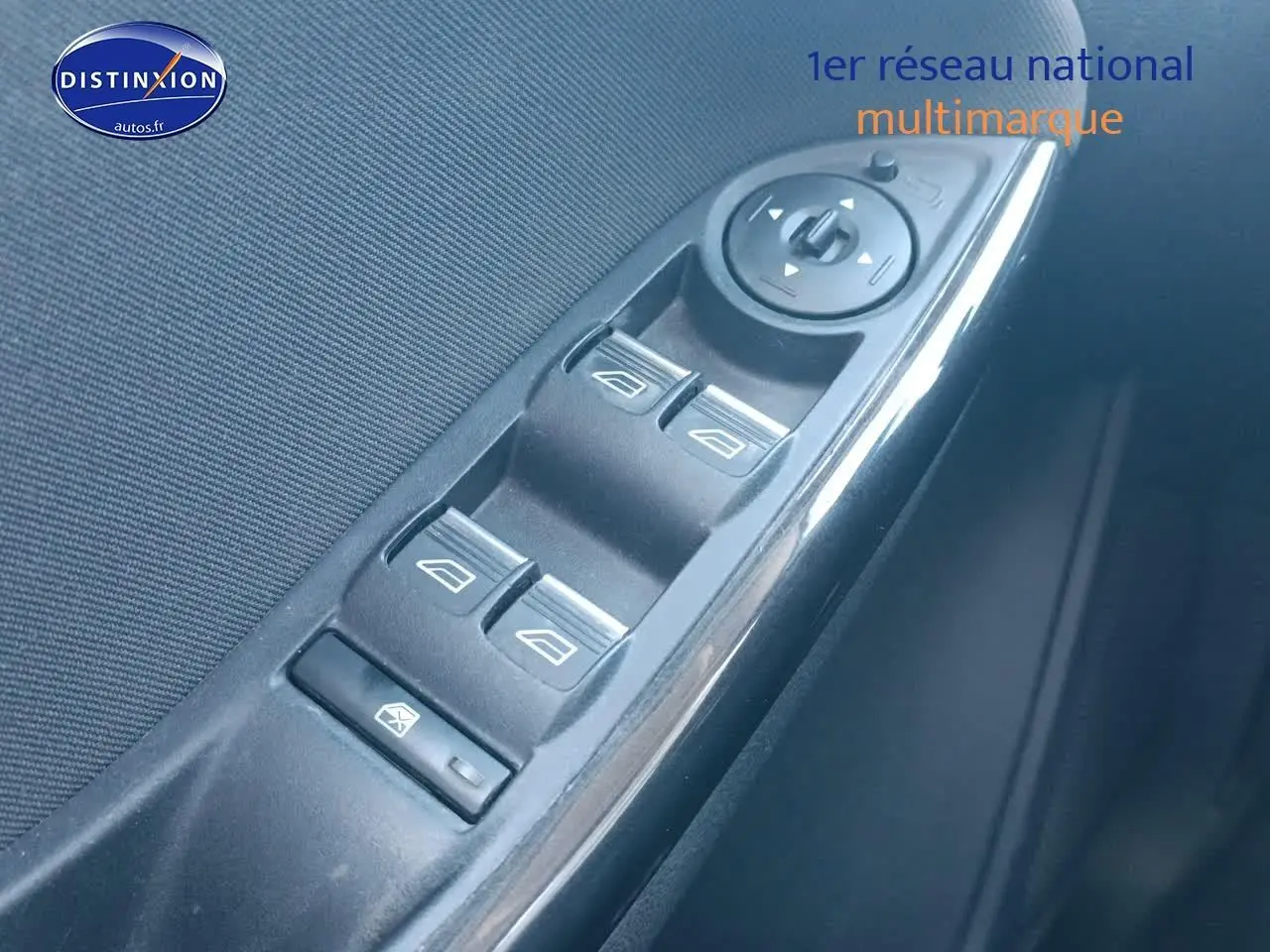 Gros plan sur les commandes de lève-vitres côté conducteur d'une Ford Focus gris clair 2017 titanium