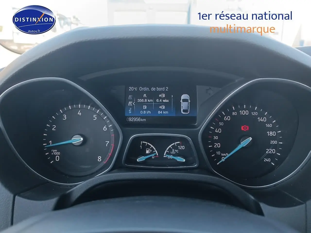 Tableau de bord de Ford Focus 1.0 Ecoboost 2017 avec écran multifonction et compteurs analogiques noirs.