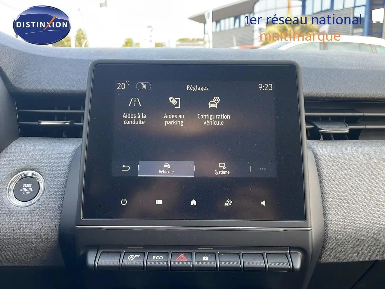 Écran tactile central de la Renault Clio 1.5 DCI 2025 affichant les réglages d'aides à la conduite et au parking.