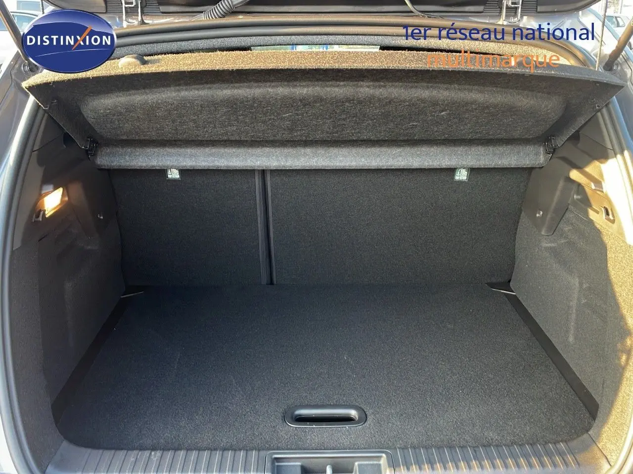 Coffre ouvert du Renault Captur E-Tech Hybrid 2025 en gris Cassiopée Métal, montrant un espace de rangement propre et spacieux.