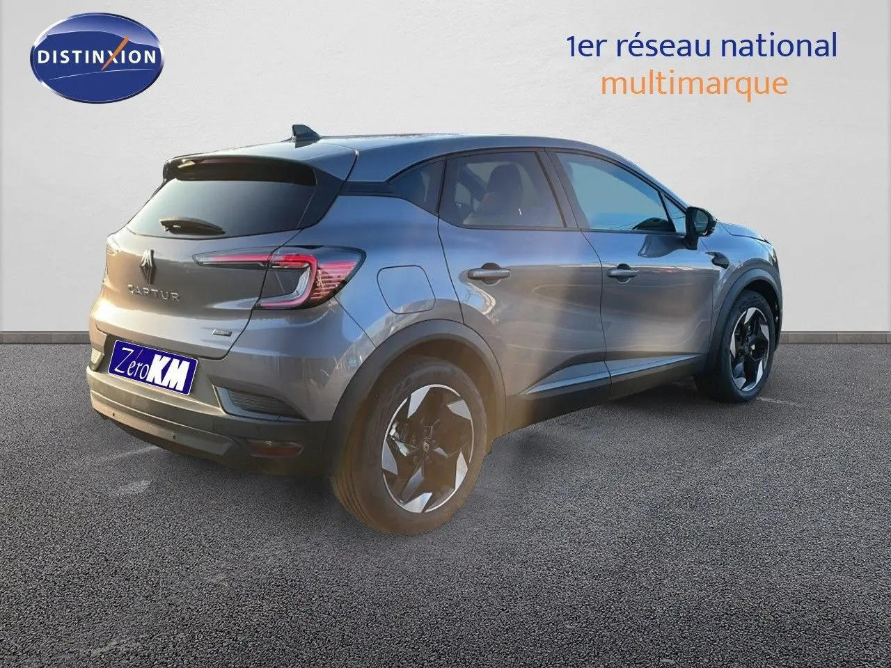 Renault Captur E-Tech hybride gris cassiopée métal vu de trois quarts arrière droit avec jantes noires distinctives.