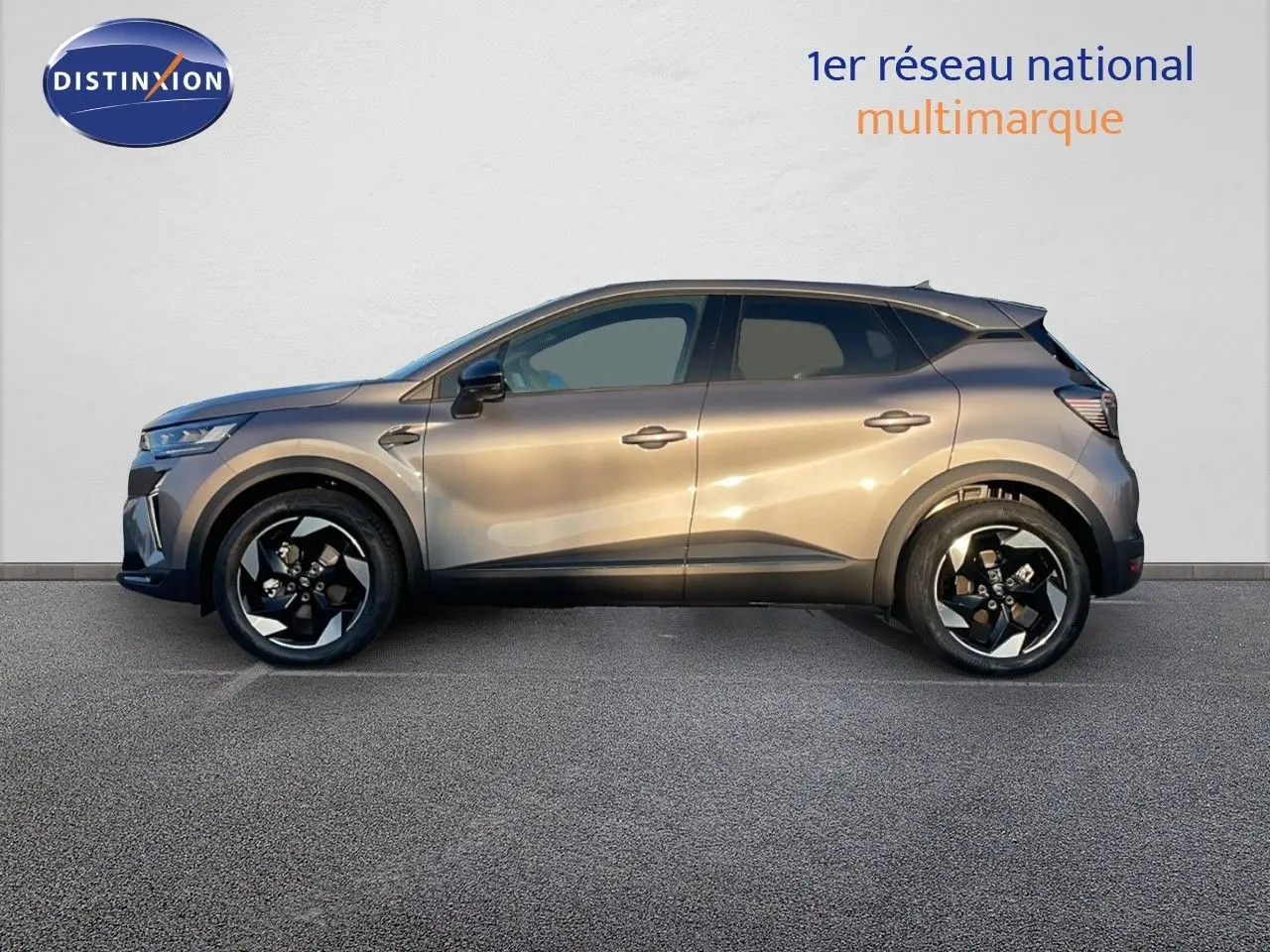 Profil côté gauche du Renault Captur E-Tech hybride 2025 gris cassiopée métal avec jantes noires distinctives.