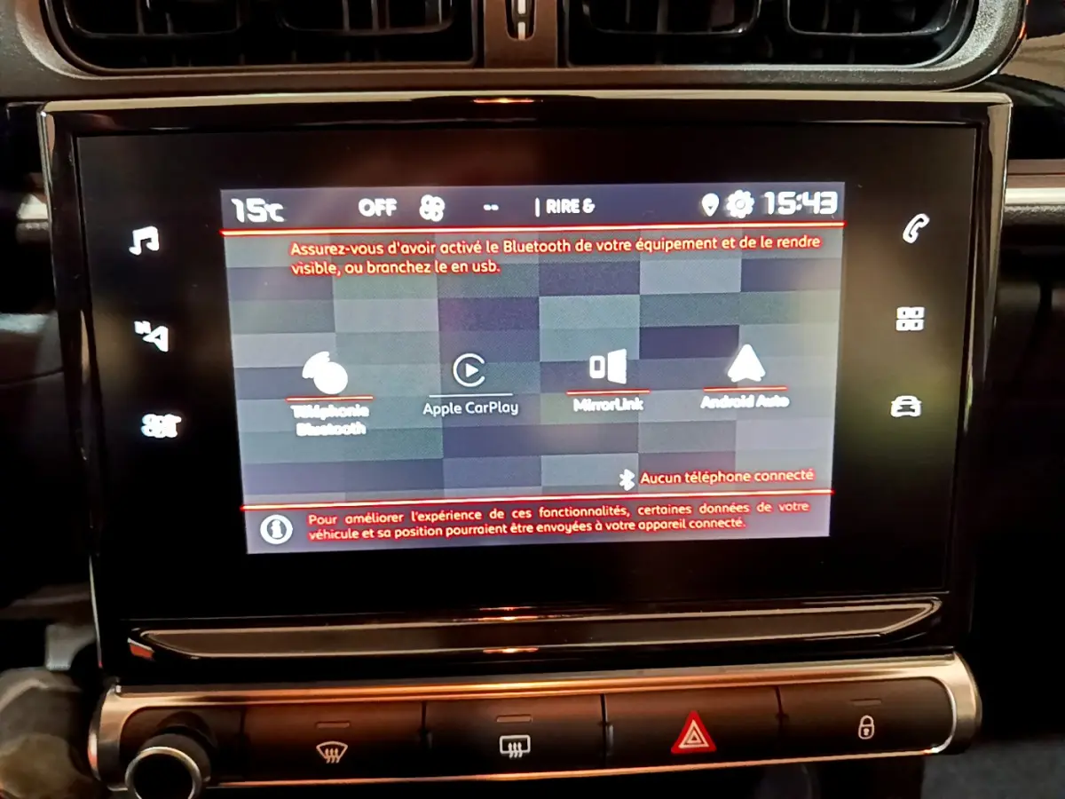 Écran tactile central de la Citroën C3 beige 2022 affichant les options Apple CarPlay et Android Auto.