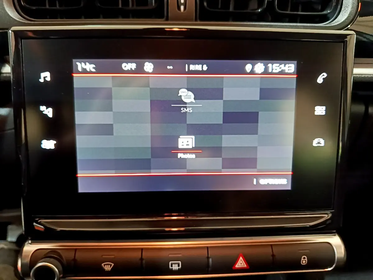 Écran tactile central de la Citroën C3 beige 2022 affichant les options SMS et photos, vue frontale rapprochée.